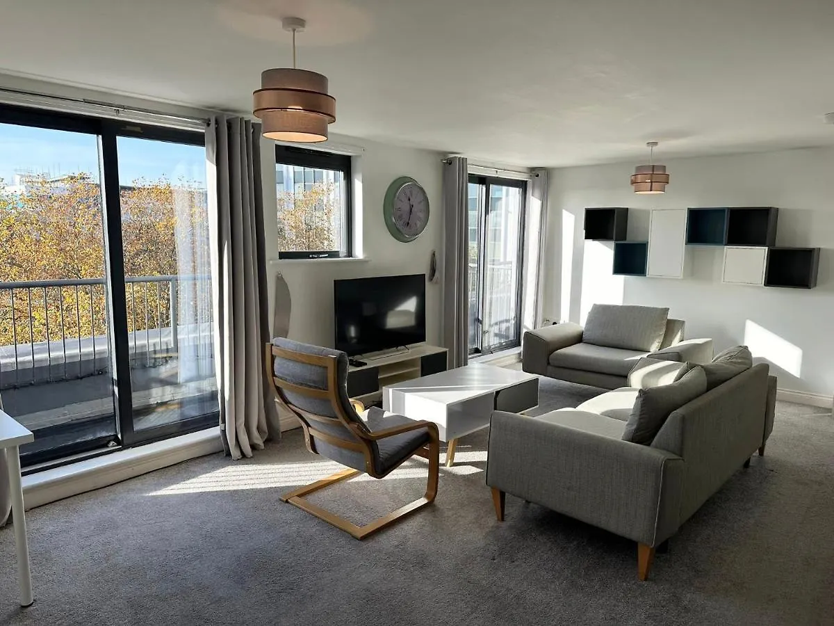 Best Price! - Huge 3 Bed 2 Bath City Centre Newly Refurbished Apartment, Up To 7 Guests - Free Secure Parking - Smart Tv - Singles Or King Size Beds Southampton 0*,  United Kingdom