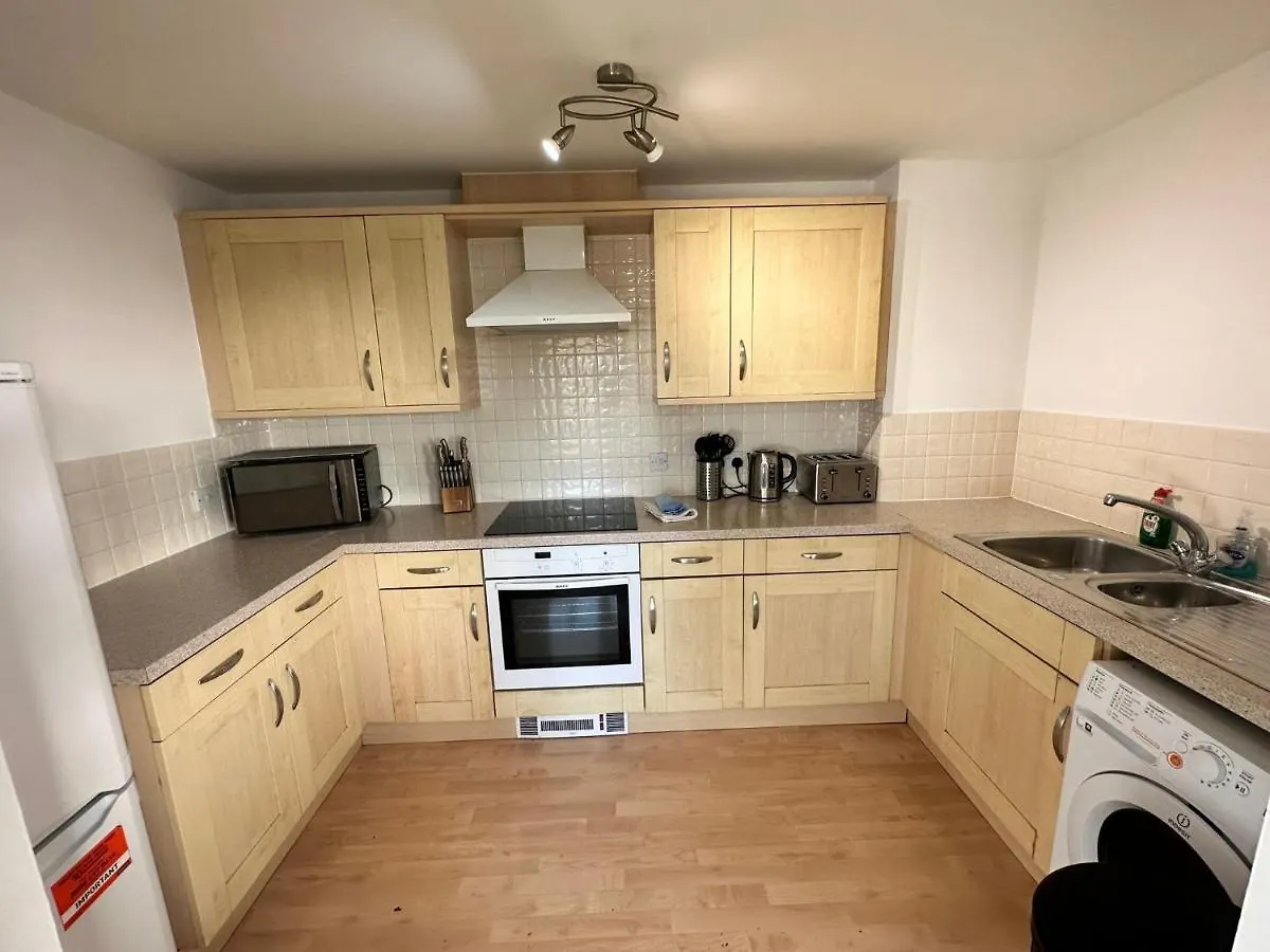 Best Price! - Huge 3 Bed 2 Bath City Centre Newly Refurbished Apartment, Up To 7 Guests - Free Secure Parking - Smart Tv - Singles Or King Size Beds Southampton