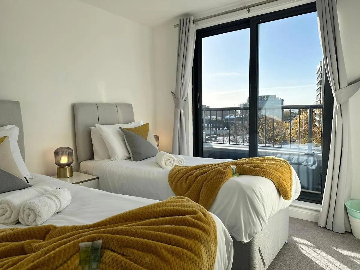 Best Price! - Huge 3 Bed 2 Bath City Centre Newly Refurbished Apartment, Up To 7 Guests - Free Secure Parking - Smart Tv - Singles Or King Size Beds Southampton Apartment